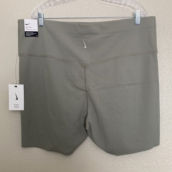 ‼️ONLY 1‼️ Nike Yoga High Rise Short Length Plus Size Short 3X - Picture 2 of 5
